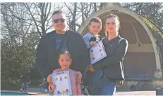  ?? FOTO: EVA BACHES ?? Familie Fuchs hat beim Osterei-Suchspiel mitgemacht: Vater Alexander, Tochter Mia, Sohn Leon und Mutter Irene.