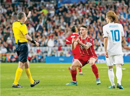  ??  ?? Los silbantes del torneo europeo se quedarán con las ganas de recibir la ayuda que representa el VAR.