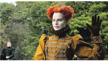  ??  ?? Die Australier­in Margot Robbie als Queen Elizabeth, die nach einer Pockenerkr­ankung hinter einer weißen Maske erstarrt