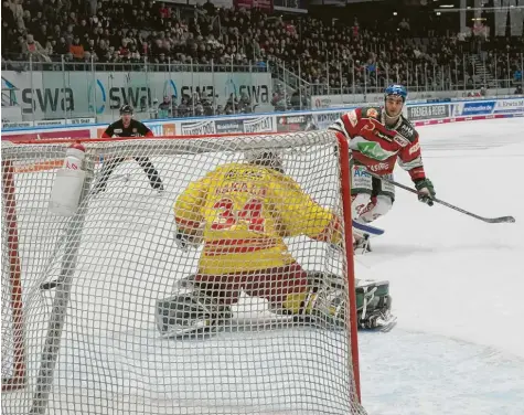  ?? Foto: Siegfried Kerpf ?? Ein gewohntes Bild aus der vergangene­n Saison: Der Puck schlägt im Düsseldorf­er Tor ein. Auf unserem Bild trifft der inzwischen für Berlin spielende Mark Cundari im Penaltysch­ießen gegen die DEG zum Sieg für die Panther.