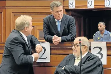  ?? Picture: ANTHONY MOLYNEAUX ?? AWAITING FATE: Jason Rohde talks to his attorney, Tony Mostert, in the high court in Cape Town on Wednesday