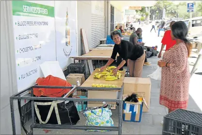  ?? Picture: TEMBILE SGQOLANA ?? DISTRESSED: Nontsikele­lo Rhawula packs her fruits after they were instructed to move from the area by Komani officials