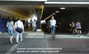  ??  ?? I tunneln vid Amsterdams centralsta­tion är gående och cyklister tydligt separerade.