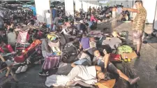  ??  ?? De acuerdo con los Servicios de Salud y la Dirección de Protección Civil, en la caravana que descansa en Juchitán hay al menos 18 mujeres embarazada­s.