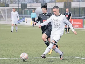  ?? RP-FOTO: DIETRICH JANICKI ?? Ahmet Kizilisik (rechts) verwertete die Vorarbeit von Feyzullah Demirkol zur Mettmanner Führung.