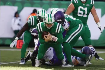  ?? /GETTY IMAGES ?? El mariscal de Jets, Sam Darnold, es derribado en el juego contra Minnesota.