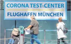  ?? FOTO: PETER KNEFFEL/DPA ?? Reisende am Flughafen München: Urlauber müssen sich von Samstag an bei ihrer Rückkehr auf Corona testen lassen.