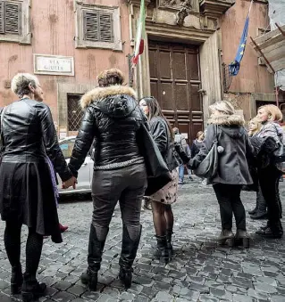  ??  ?? Il flash mob davanti al Virgilio nel novembre scorso dopo il blitz antidroga