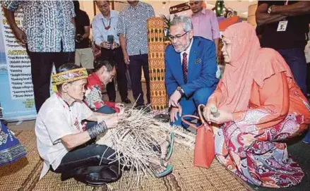  ?? [FOTO HAFIZ SOHAIMI/BH] ?? Khalid melawat pameran barangan Borneo di pusat beli-belah KLCC, baru-baru ini.