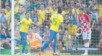  ??  ?? Neymar (10) celebra frente a Paulinho (15) el 1-0 en Anfield ante los croatas.