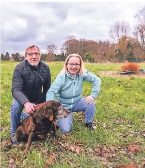  ?? RP-FOTO: PRÜMEN ?? Hinter der Gaststätte „Zur Post“planen Jürgen Ververs und Gabriele Tiepoldt eine Hundewiese.