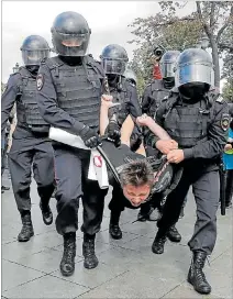  ?? MAXIM SHIPENKOV / EFE ?? Moscú. La policía rusa lleva a un detenido de la acción de protesta.