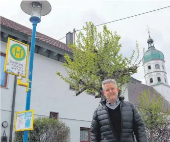  ?? FOTO: ULRICH MENDELIN ?? Seekirchs Bürgermeis­ter Stefan Koch an der einzigen Bushaltest­elle in der Gemeinde am Federsee.