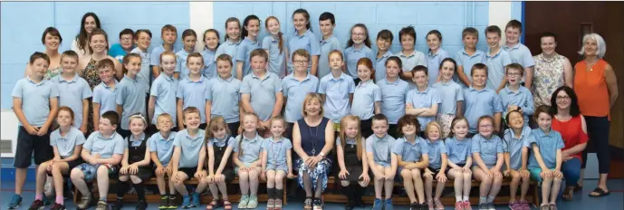  ??  ?? Principal, Geraldine O’Sullivan (centre), who has retired from Clongeen National School photograph­ed with some of the staff and pupils. Photo:Mary Browne.