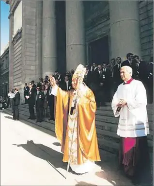  ?? ABC ?? Juan Pablo II a la entrada de la catedral, aquel 15 de junio de 1993