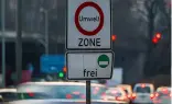  ?? ?? Cars pass by a sign reading 'environmen­t zone' and allowing entrance just for cars with low emissions in Germany.