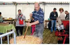  ??  ?? Préparatio­n du sirop, cette ancienne confiture à base de pomme, (photo d’archives).