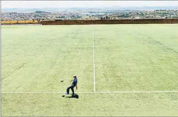  ?? ALFONS RODRIGUEZ ?? El futbol, la millor porta a l’amistat. El sacerdot argentí juga molt sovint a futbol a la ciutat miracle. És l’esport que li va servir per anar-se guanyant la confiança dels veïns quan va arribar per primera vegada a Madagascar fa més de 45 anys i va pensar a posar enmarxa el seu macroproje­cte de treball cooperatiu