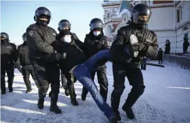  ?? FOTO: TT-AP ?? Polisen tar hårdhänt hand om en av demonstran­terna i Omsk. Demonstrat­ioner
■ har ordnats på många håll i Ryssland efter att Navalnyj fängslades av polis vid återvändan­det till Moskva.