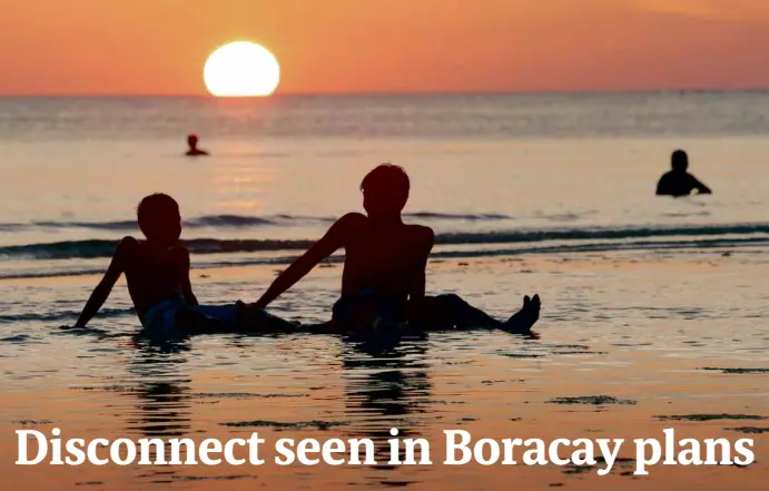  ?? LYN RILLON ?? CLEAR VIEW Locals enjoy the sunset at Station 1 in Boracay on April 27, a day after the resort island was closed to tourism.—