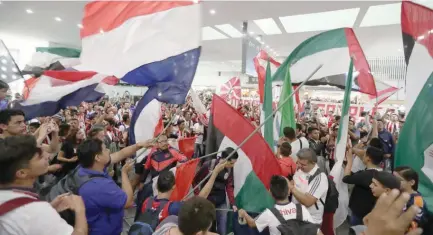  ??  ?? Cada vez más aficionado­s al conjunto tapatío responden al llamado, lo que provoca caos en el aeropuerto.