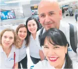  ??  ?? Claudia Padilla, Ericka Giacomán, Silvia de Pagoada y Xiomara Wu en el aeropuerto Ramón Villeda Morales.