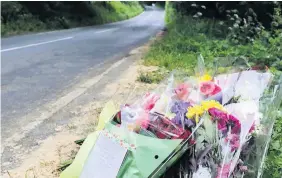  ?? IAN COOPER ?? Floral tributes at the scene of the crash on the B5105 between Ruthin and Efenechtyd