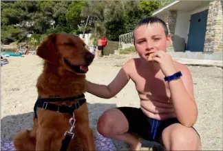  ??  ?? Cet été au Rayol, Nixie vient de « pokker » pour donner l’alerte : Martin était au bord de la crise d’hypoglycém­ie. Pause goûter obligatoir­e. (Photo DR)