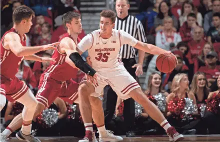  ?? DAVID STLUKA ?? Nate Reuvers (right) gained 25 pounds during the summer so he’d be ready for Big Ten competitio­n.