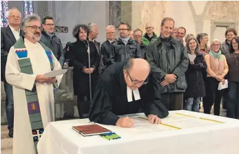  ?? ARCHIVFOTO: MARIA ANNA BLÖCHINGER ?? Neben Pfarrer Hermann Riedle (links) und Pfarrer Martin Henzler-Hermann hat auch Oberbürger­meister Daniel Rapp (rechts) die „Ravensburg­er Erklärung“unterschri­eben.