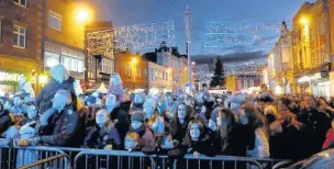  ??  ?? Crowds at the Loughborou­gh Christmas lights switch on.