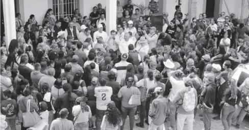  ?? FOTO: VÍCTOR HUGO OLIVAS ?? La reunión con los desplazado­s se realizó en el patio del Ayuntamien­to de Mazatlán.