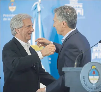  ?? ANDRES D’ELIA ?? Saludo. Tabaré Vázquez y Mauricio Macri, ayer, en la conferenci­a de prensa en Olivos.