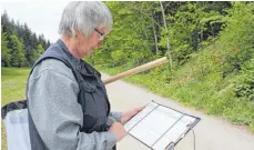  ?? FOTO: MARION BUCK ?? Helga Elser beim Tagfalter-Monitoring im Friedinger Tal.