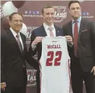  ?? HERALD PHOTO BY STEPHEN HEWITT ?? WELCOME TO AMHERST: New UMass basketball coach Matt McCall (center) is flanked by Chancellor Kumble Subbaswamy (left) and athletic director Ryan Bamford (right) during yesterday’s introducto­ry press conference.