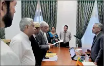  ??  ?? Hafeez Nazeer Ahamed taking his oaths as the Chief Minister of the Eastern Provincial Council in front of Governor Austin Fernando. Pic by Amadoru Amarajeewa