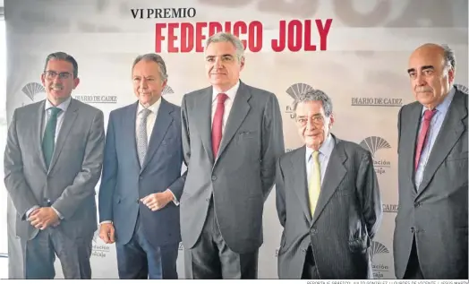  ?? REPORTAJE GRÁFICO: JULIO GONZÁLEZ / LOURDES DE VICENTE / JESÚS MARÍN ?? ● De izquierda a derecha, Sergio Corral, José Joly, Pedro Pérez-Llorca, Augusto Delkáder y Luis Isasi, antes del comienzo del acto de entrega de la sexta edición del Premio Federico Joly.