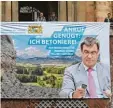  ??  ?? Gestern vor dem Landtag: grüner Protest gegen den Heimatmini­ster.