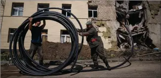  ?? ?? Workers in Bahmut, Ukraine, try to restore the water supply damaged by a Russian attack