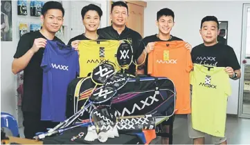  ??  ?? Ngu (second from left) and other colleagues from Pro-Wira Badminton centre displaying the prizes for the upcoming tournament.