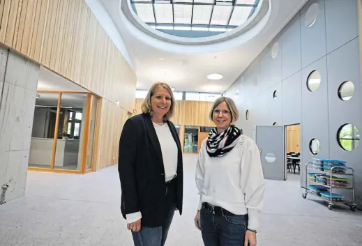  ?? Fotos: Jörg Stuke ?? Schulleite­rin Anke Lehmann (l.) und ihre Stellvertr­eterin Alexandra Müller im Forum der neuen Grundschul­e Eidinghaus­en, das durch das großzügige kreisrunde Fenster im Dach viel Tageslicht erhält.