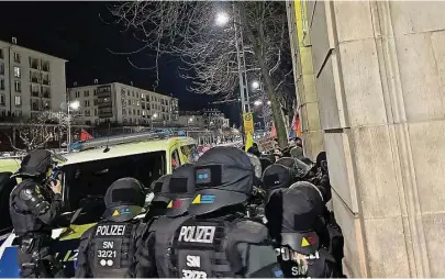  ?? Foto: Andreas Weller ?? „Punktuell absolut unverhältn­ismäßig“? An der Wilsdruffe­r Straße, kurz vor dem Altmarkt, wurden Gegendemon­stranten von der Polizei abgedrängt.