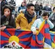  ?? Foto: dpa ?? Beim ersten Regionalli­ga Spiel der chi nesischen U20 Mannschaft gab es Zu schauer Proteste gegen die chinesisch­e Tibet Politik.
