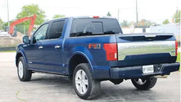  ??  ?? The large brushed aluminum nameplate on the tailgate easily identifies the Platinum trim.