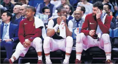  ??  ?? DESUNIÓN. Isaiah Thomas, Dwyane Wade y Kevin Love, juntos en el banquillo de los Cavaliers.