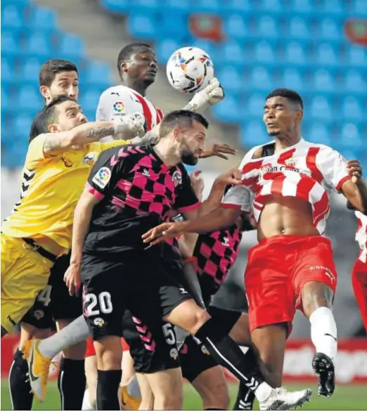  ?? JAVIER ALONSO ?? El central luso Ivanildo, que formó de titular en la zaga ocupando el lugar del tocado Maras, salta con Sadiq ante la poblada zaga del Sabadell.