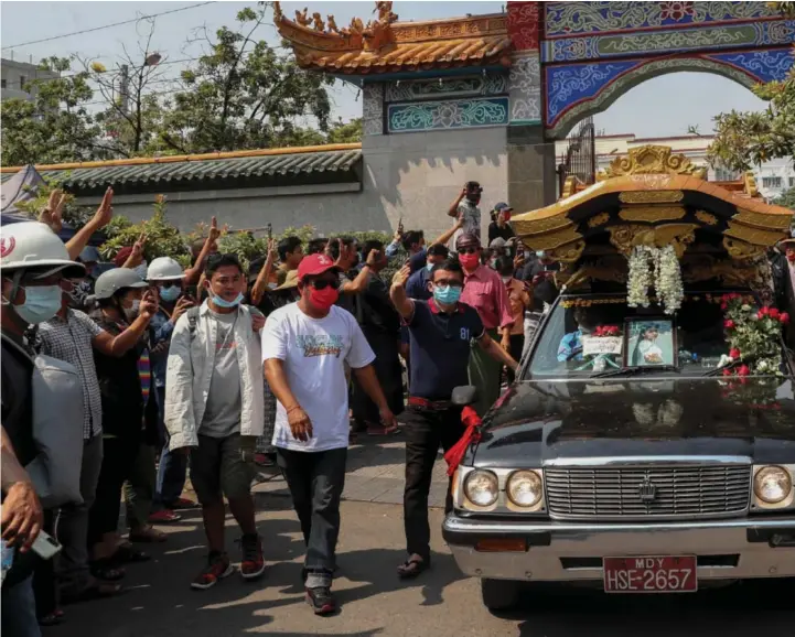  ??  ?? Kyal Sin ble skutt i hodet av sikkerhets­styrkene. Torsdag var det gravferd i Mandalay, noe som ble streamet på Facebook.