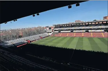  ??  ?? REFORMAS. El estadio de Vallecas superó la Inspección Técnica de Edificios después de las obras.