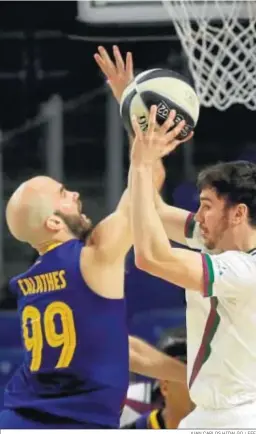  ?? JUAN CARLOS HIDALGO / EFE ?? El jugador de Unicaja Dario Brizuela pelea un rebote con Nick Calathes.