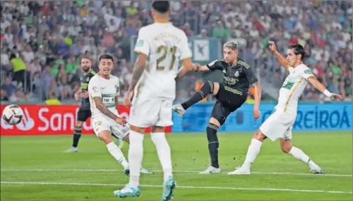  ?? ?? Momento del disparo con el que Valverde marca desde la frontal al Elche en el Martínez Valero, el pasado miércoles.